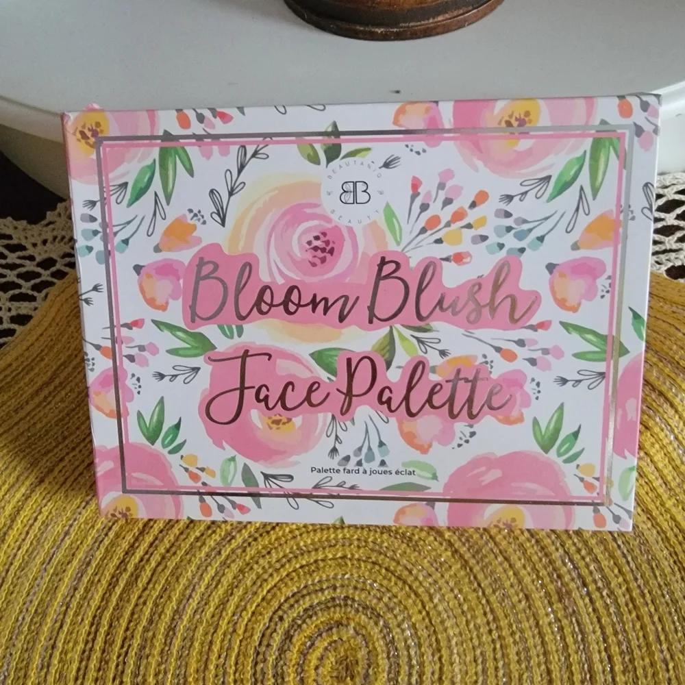 🎉❤️🎉HP -Bloomin' Blush Face Pallette